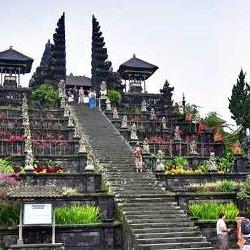 تماشای معبد زیبای مادر در جزیره بالی
