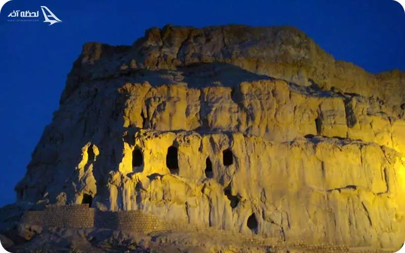 غار خربس در شب
