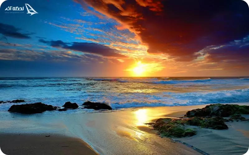 تماشای غروب خورشید در کنار ساحل