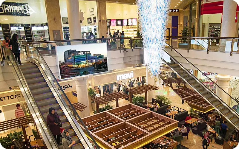 تردد مردم در مرکز خرید دامون کیش