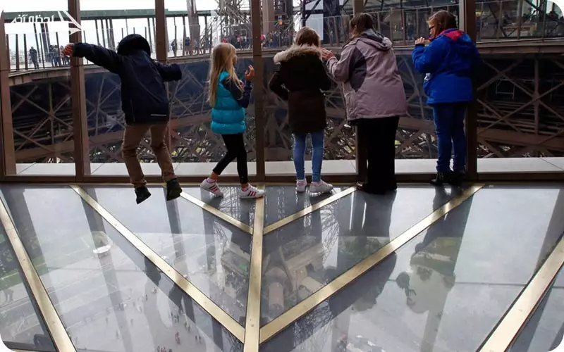 هیجان در طبقه شیشه ای برج ایفل