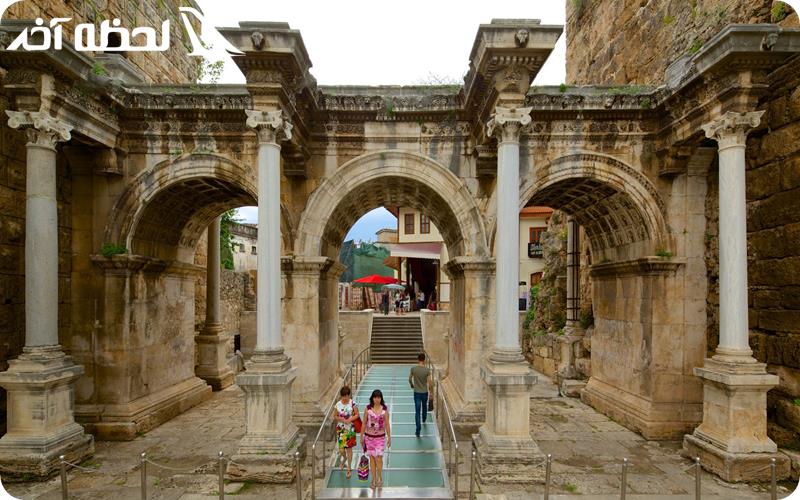 دروازه هادریان کجاست