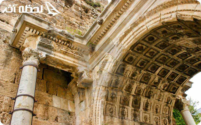 معماری دروازه هادریان