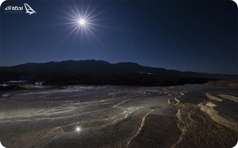 چشمه باداب سورت در شب