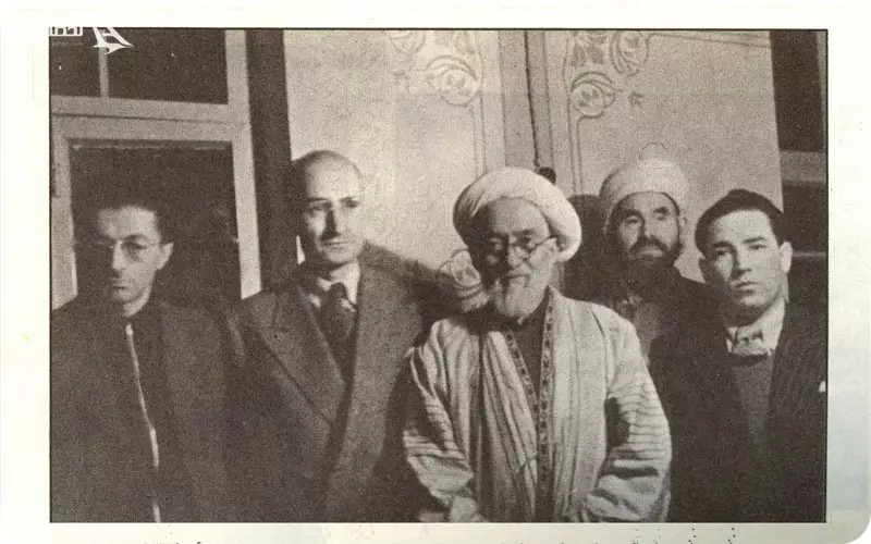 صادق هدایت در کنار بزرگان