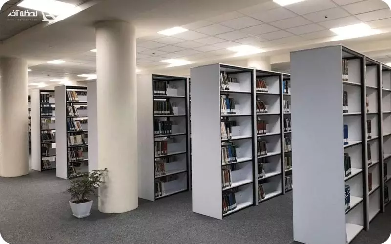 کتاب های در قفسه کتابخانه امام خمینی