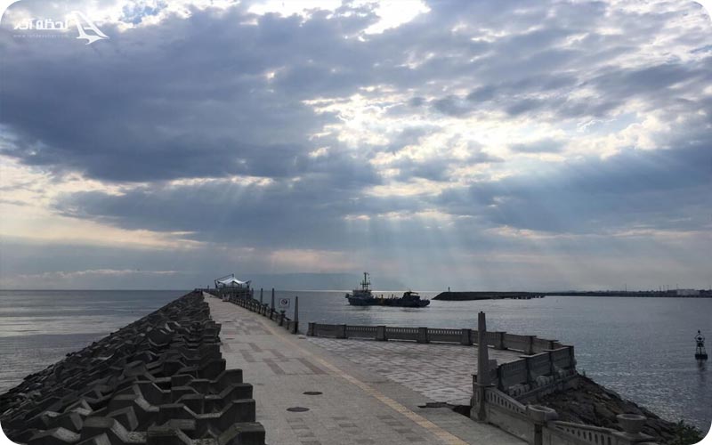 موج شکن در شهر انزلی