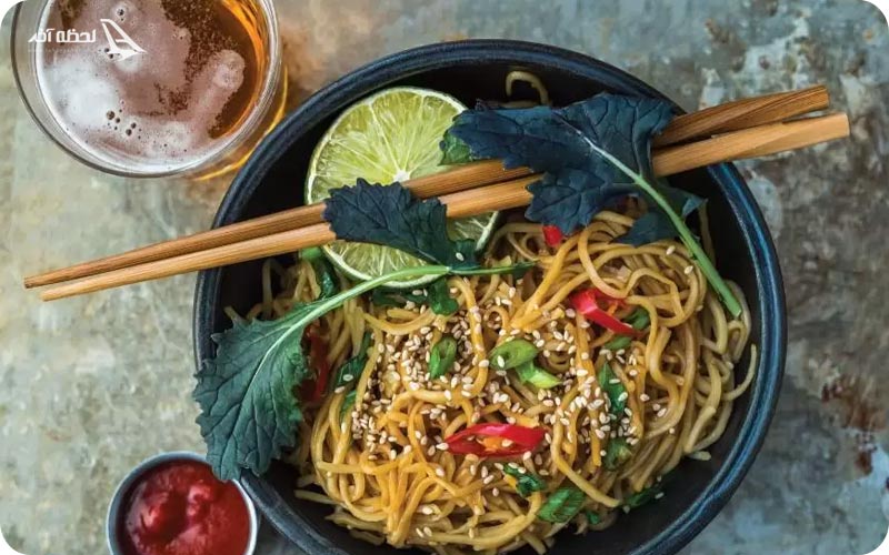 نودل سرخ شده یا چو مین