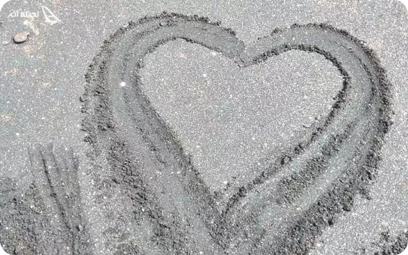 ساحل نقرهای قشم چگونه به وجود آمده است؟