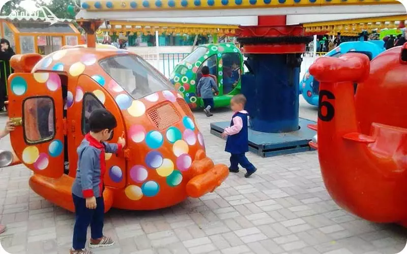 بازی کودکان در شهربازی مشهد