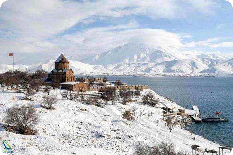 شنا در دریاچه وان