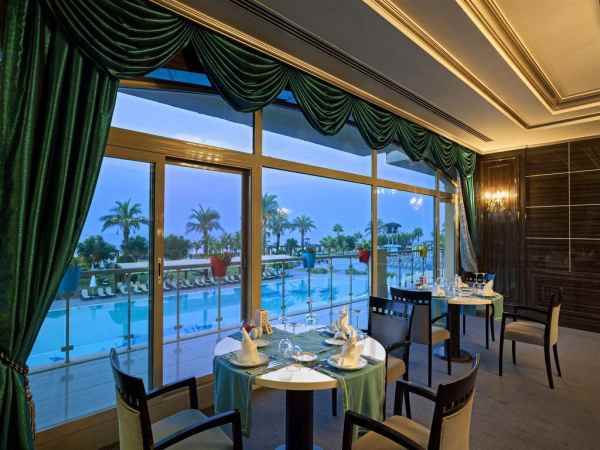 هتل ماریتیم پین بیچ نمای رستوران با چشم انداز استخر