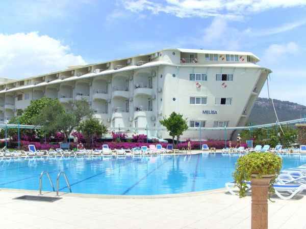 هتل دایما ریسورت نمای استخر