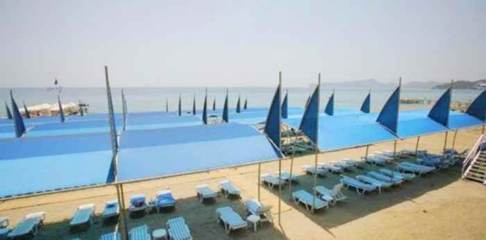 هتل کوئین الیسا نمای صندلی های آفتابگیر