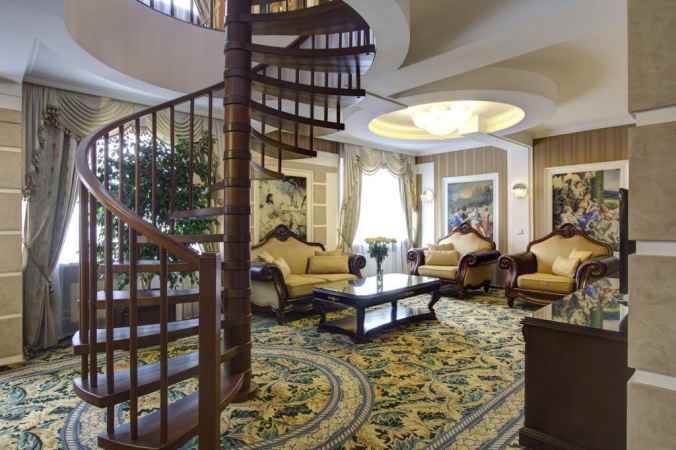 هتل ایزمایلوو الفا نمای پله های لابی