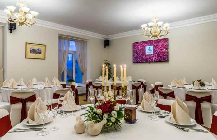 هتل آکیان نمای میز رستوران