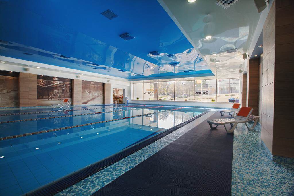 هتل هالیدی این سوکولنیکی نمای استخر