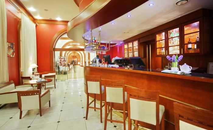 هتل اکتیابرسکایا نمای کافه