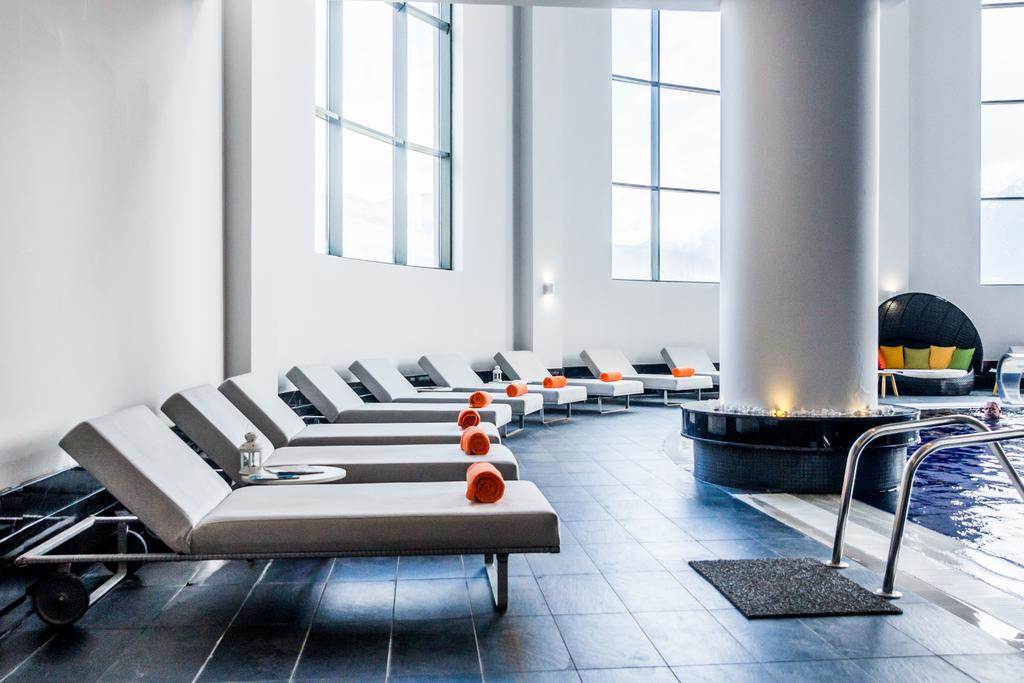 هتل ریکسوس کراسنایا نمای صندلی های استخر