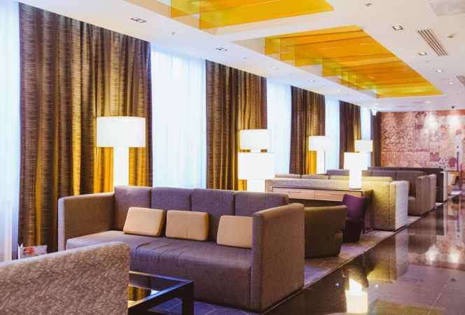 هتل هالیدی این سیمونووسکی نمای داخلی لابی