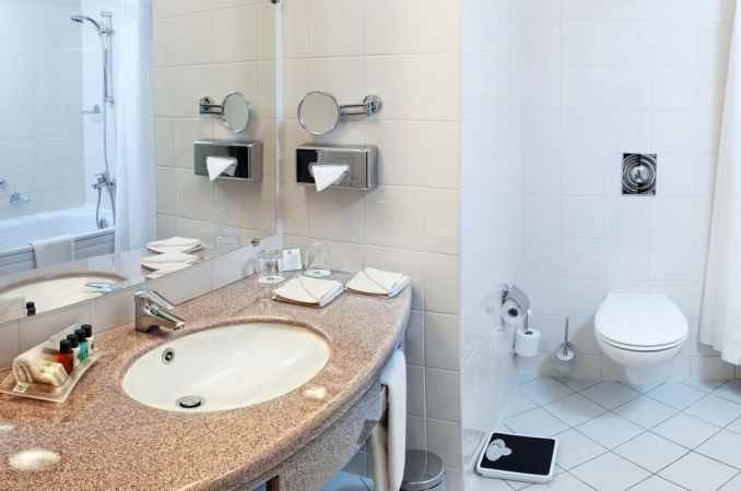 هتل هالیدی این لسنایا نمای سرویس حمام