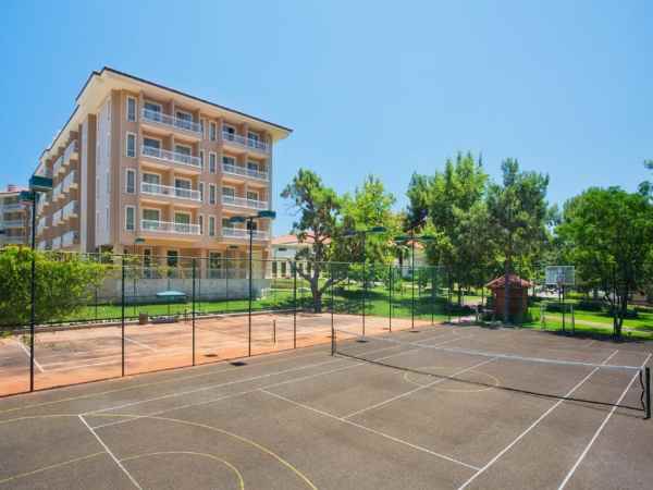 هتل اکا انتدن نمای زمین تنیس