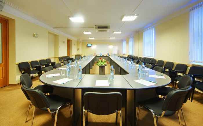 هتل اکتیابرسکایا نمای سالن کنفرانس