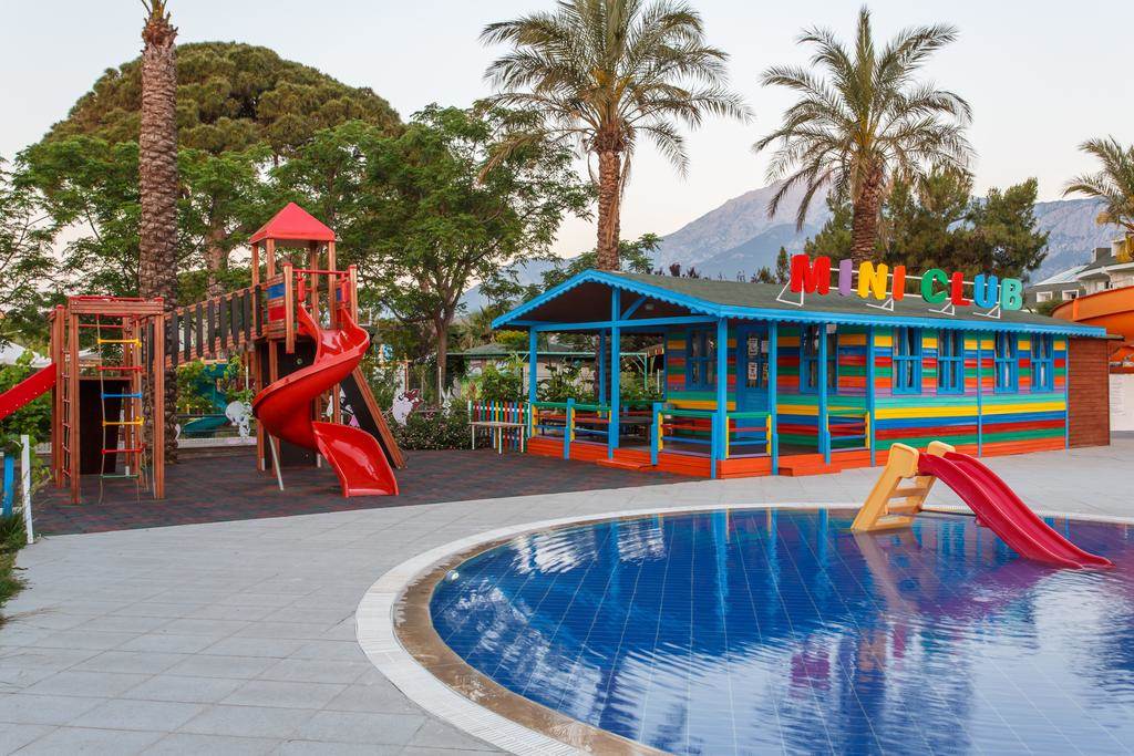 هتل لوسیدا بیچ نمای استخر کودکان