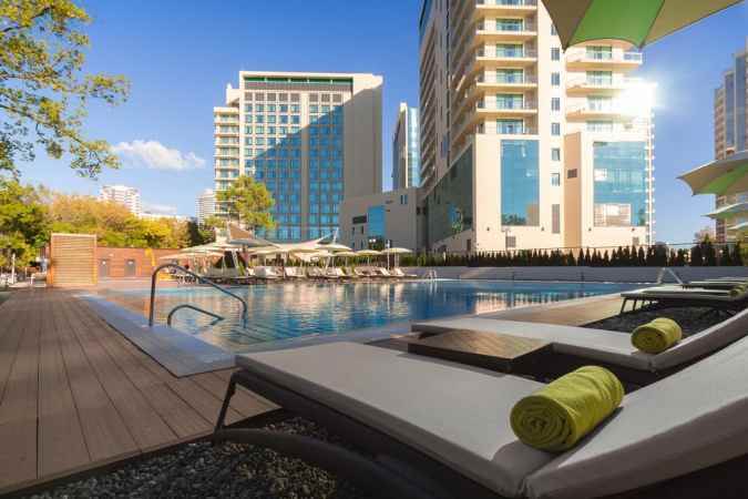 هتل مرکور سوچی نمای استخر