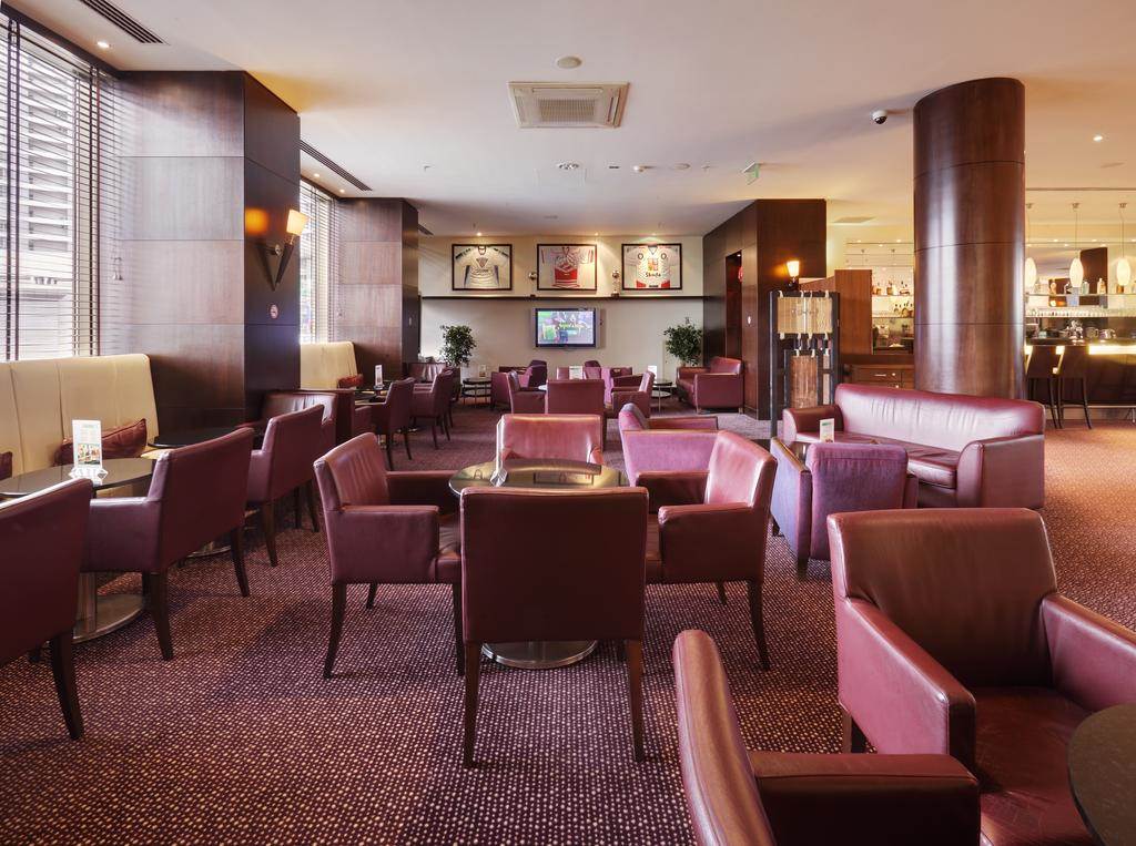 هتل هالیدی این سوکولنیکی نمای داخلی رستوران