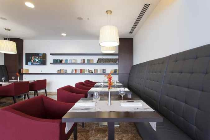 هتل ازیموت ریسورت اند اسپا نمای کافه