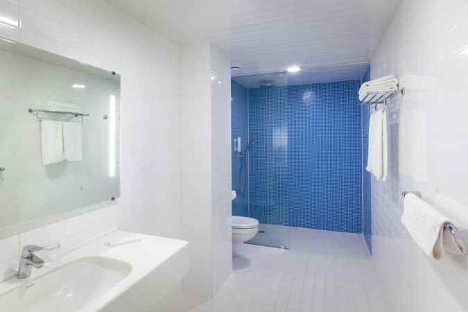 هتل بست وسترن پلوس سنتر نمای حمام