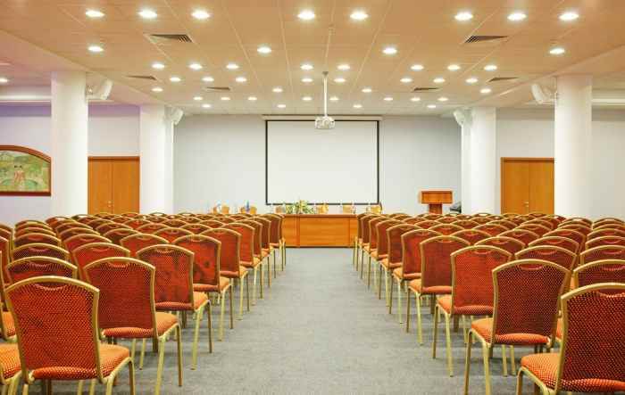 هتل اکتیابرسکایا نمای سالن اجتماعات