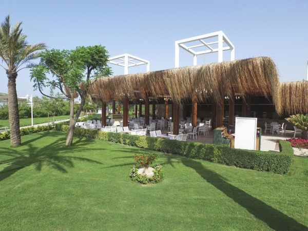 هتل الوا دونا نمای فضای سبز