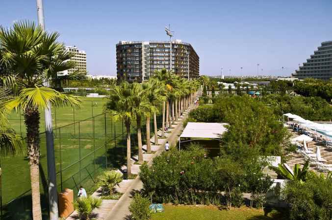 هتل کروانسارای لارا نمای فضای سبز