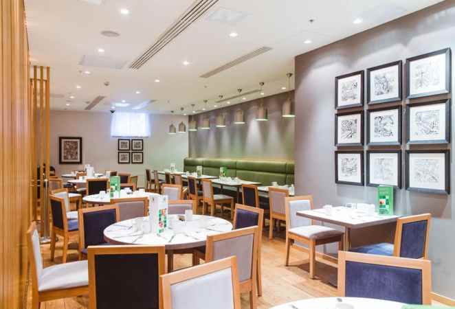 هتل هالیدی این سیمونووسکی نمای رستوران