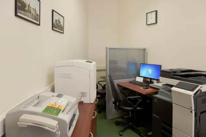 هتل هالیدی این لسنایا نمای کافی نت