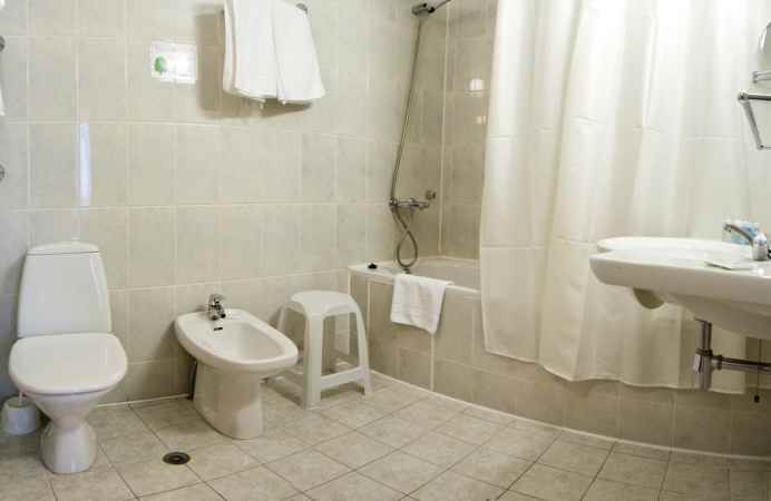 هتل ازیموت ریسورت اند اسپا نمای سرویس حمام