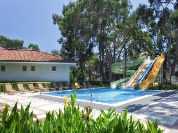 هتل اکا انتدن نمای سرسره آبی