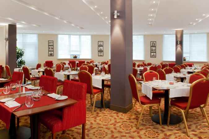 هتل هالیدی این لسنایا نمای داخلی رستوران