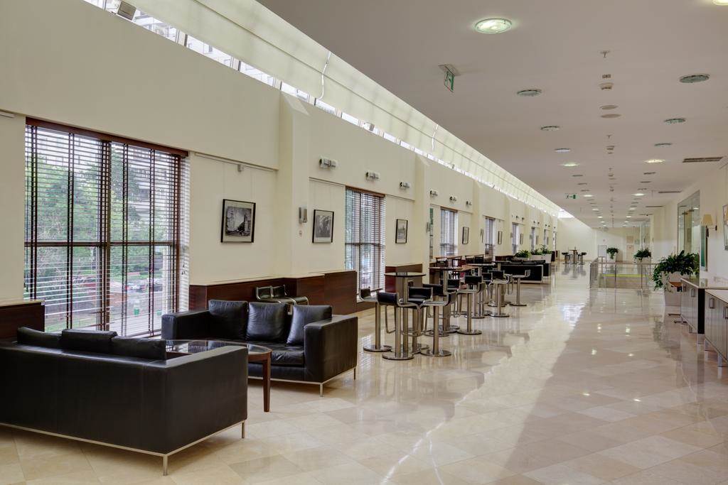 هتل هالیدی این سوکولنیکی نمای داخلی لابی