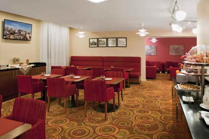 هتل هالیدی این لسنایا نمای کافه رستوران