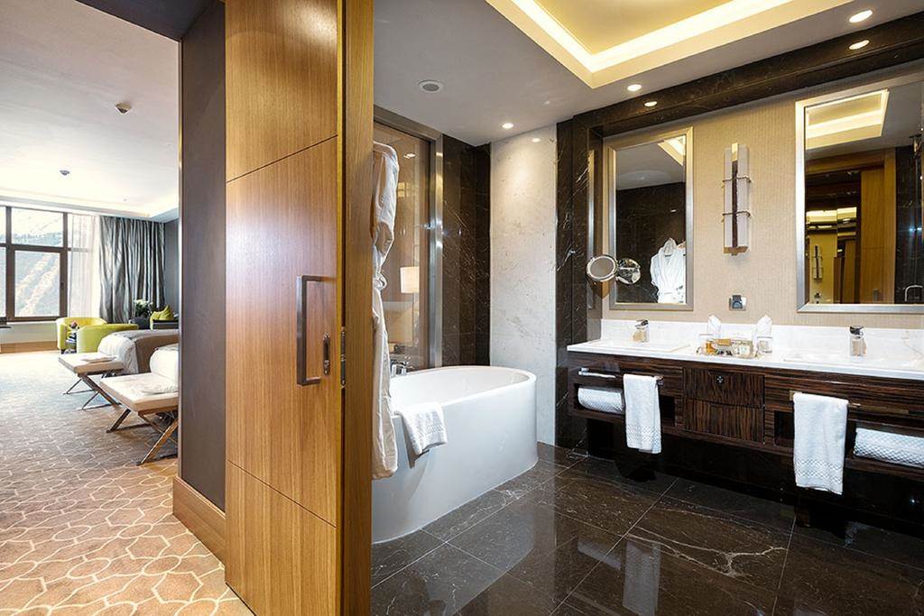 هتل ریکسوس کراسنایا نمای سرویس حمام