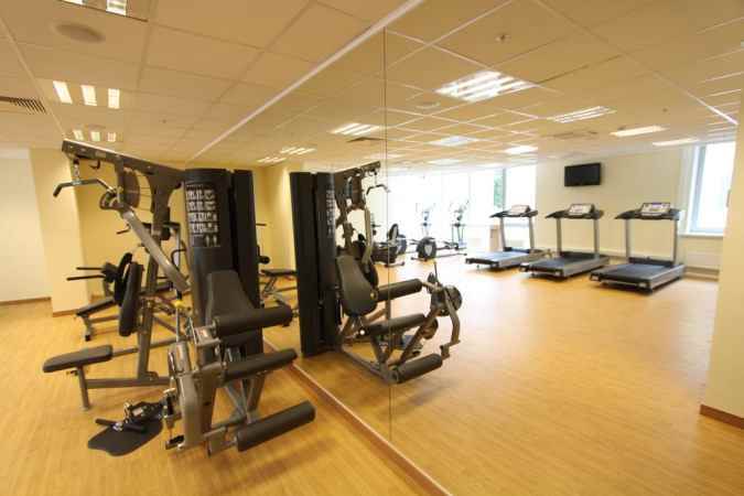 هتل هالیدی این سیمونووسکی نمای سالن بدنسازی