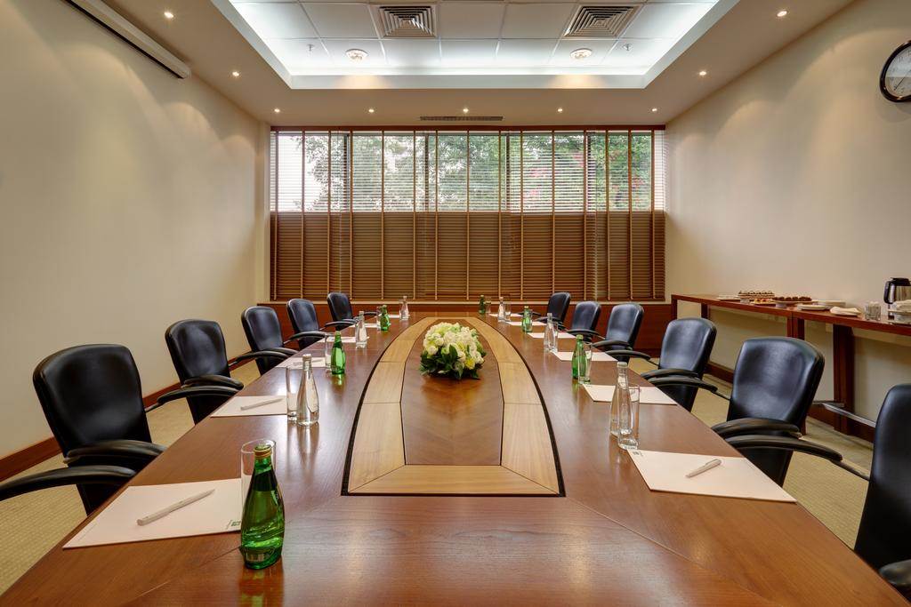 هتل هالیدی این سوکولنیکی نمای سالن کنفرانس