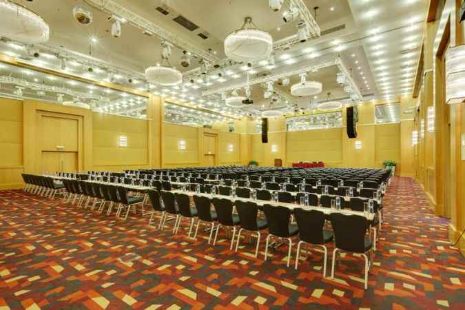 هتل هالیدی این سیمونووسکی نمای سالن اجتماعات