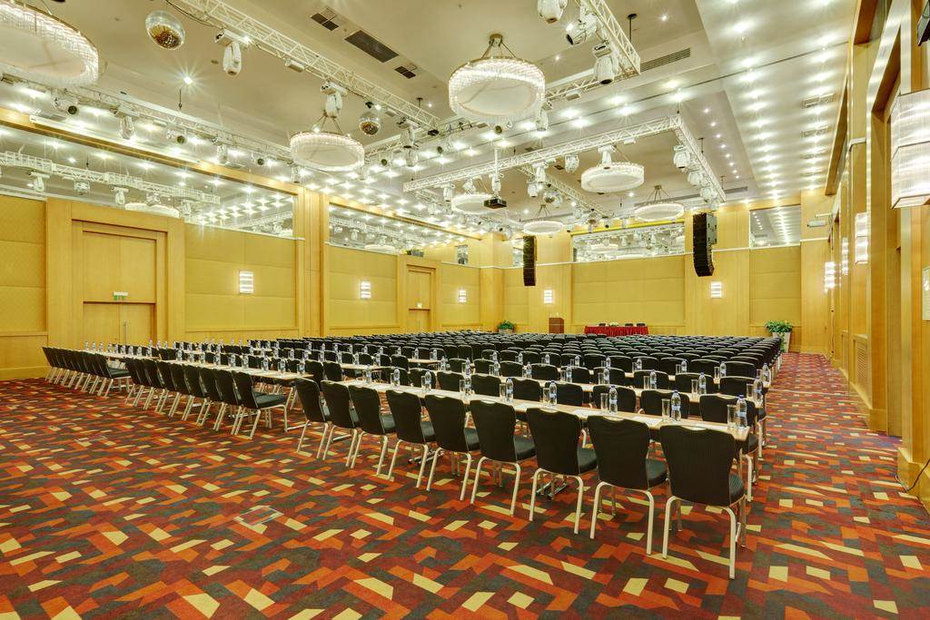 هتل هالیدی این سوکولنیکی نمای سالن اجتماعات