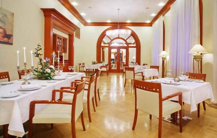 هتل اکتیابرسکایا نمای رستوران