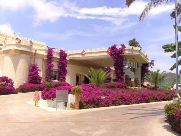 هتل دایما ریسورت نمای ورودی