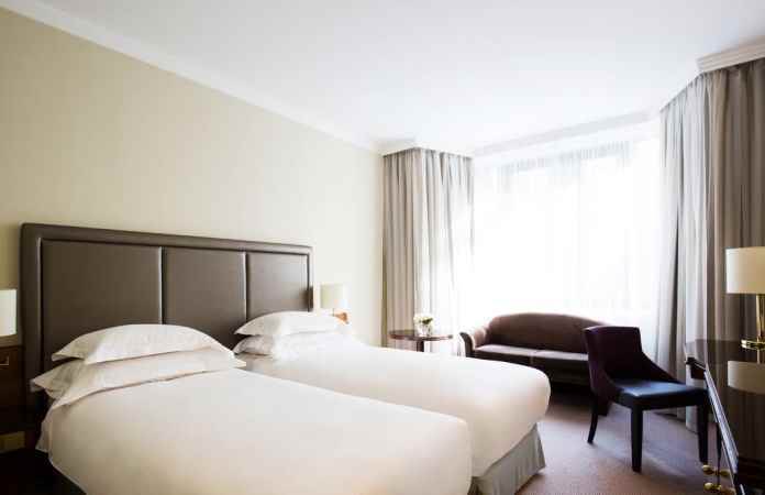 هتل کورینتیا نمای اتاق با تخت خواب تک نفره